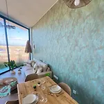 Апартаменты Amber Skies Seafront Retreat