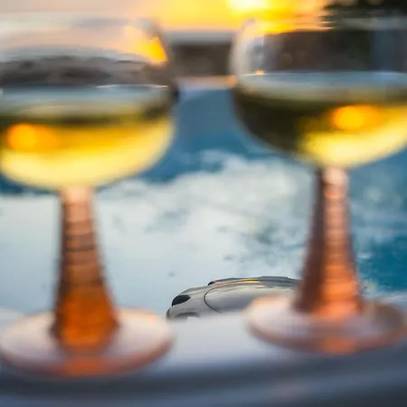 Amber Skies Seafront Retreat *