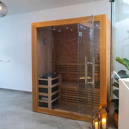 Amber Skies Seafront Retreat Apartment *
