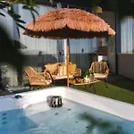 Amber Skies Seafront Retreat Apartamento *
