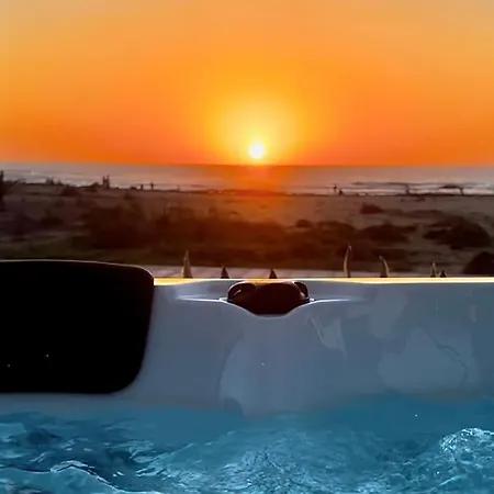 דירה Amber Skies Seafront Retreat