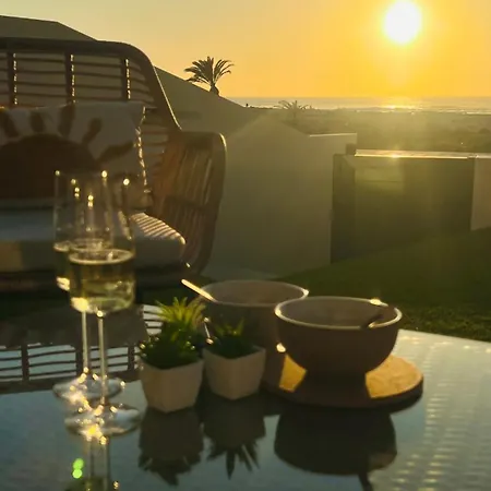 Amber Skies Seafront Retreat דירה *