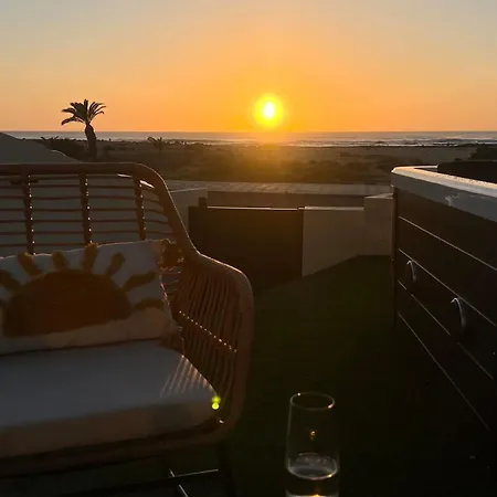 דירה Amber Skies Seafront Retreat